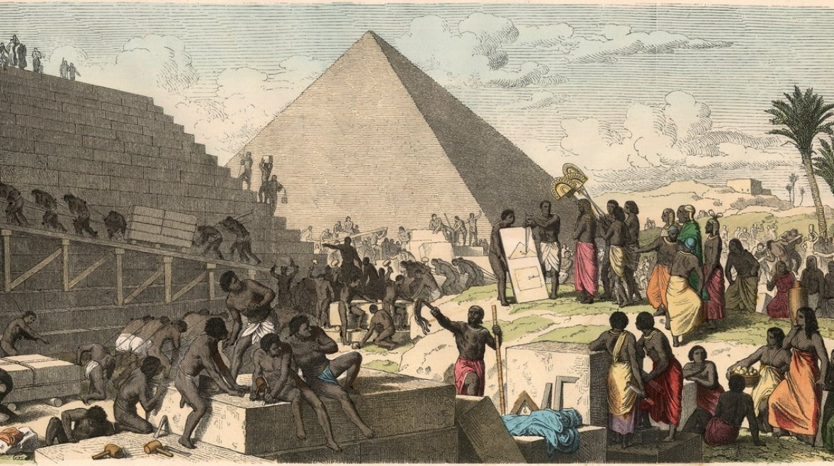 بناء الأهرامات - تعبيرية