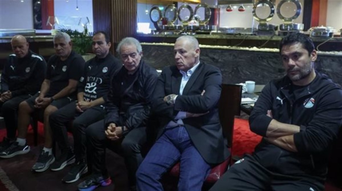 حلمي طولان وجهازه المعاون في منتخب مصر الثاني