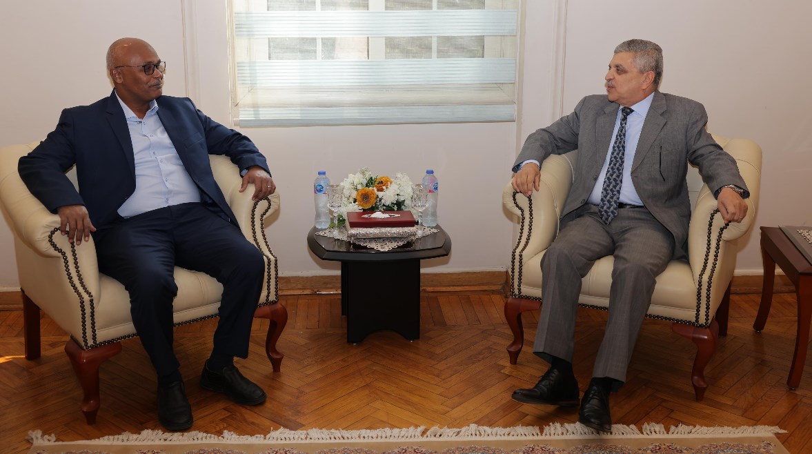 رئيس هيئة قناة السويس، الفريق أسامة ربيع، والمدير العام لهيئة الموانئ البحرية السودانية، المهندس جيلاني محمد جيلاني