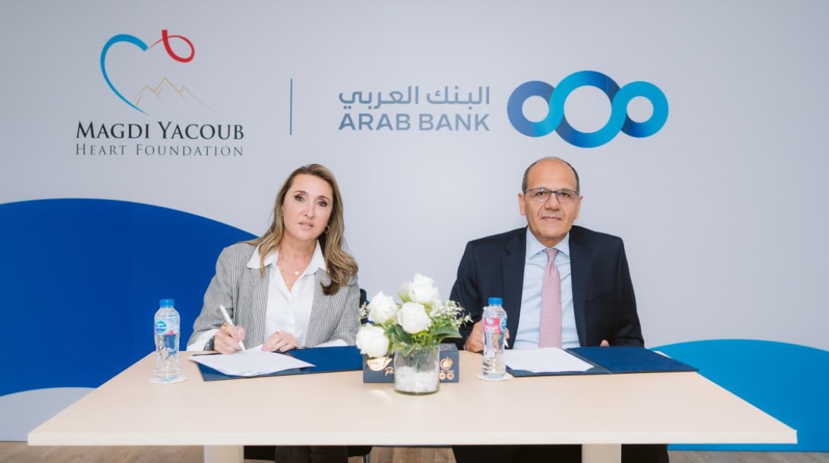 جانب من التوقيع