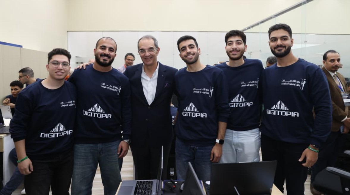 وزير الاتصالات بصحبة بعض متسابقي ديجيتوبيا