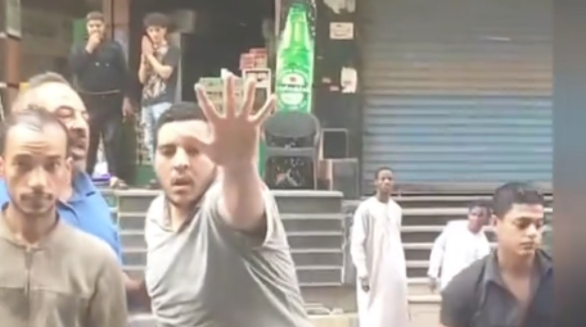 شاب يسب المارة في بولاق الدكرور شاب يسب المارة في بولاق الدكرور