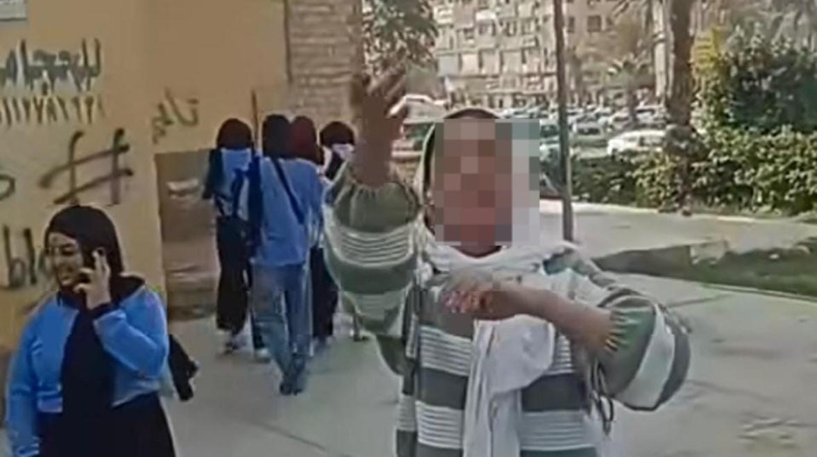 فتاة تسب مسنة 