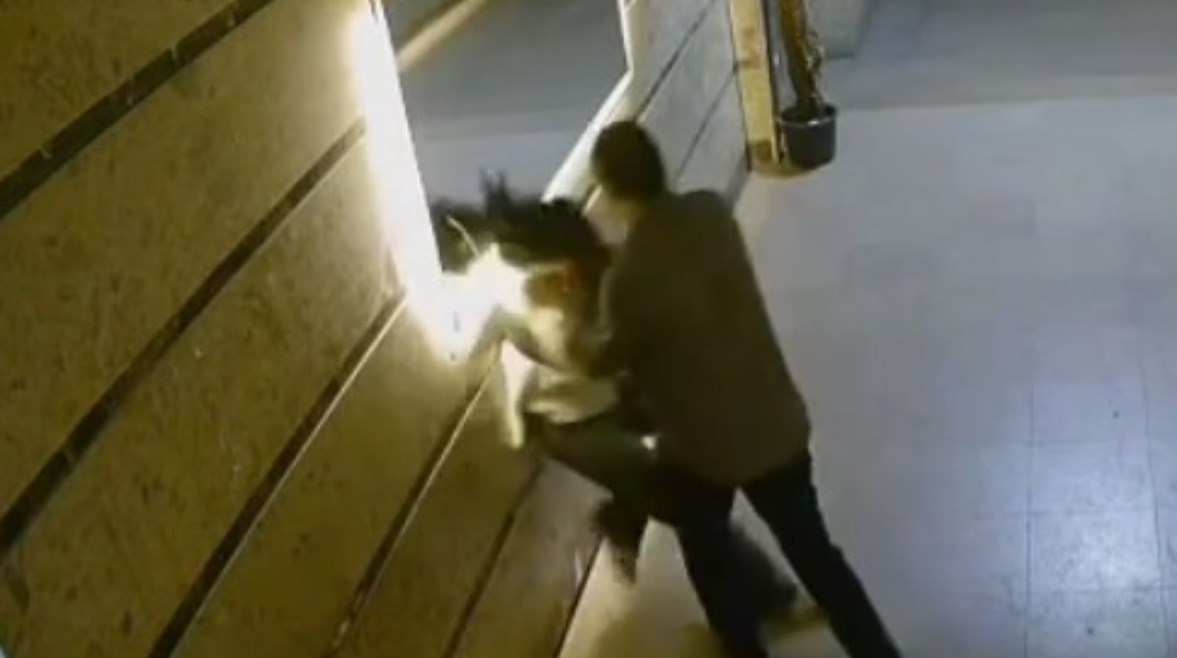 لحظة تعدي أب على ابنته بجسر السويس