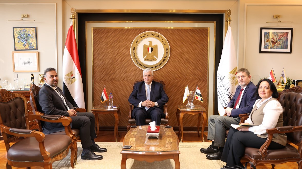 وزير التعليم العالي الدكتور أيمن عاشور ومدير عام المجلس الثقافي البريطاني