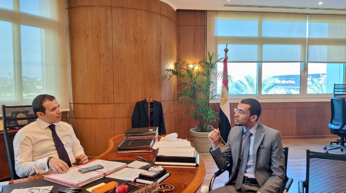 رئيس هيئة الإسعاف الدكتور عمرو رشيد متحدثًا إلى محرر “تليجراف مصر” عبدالمجيد عبدالله