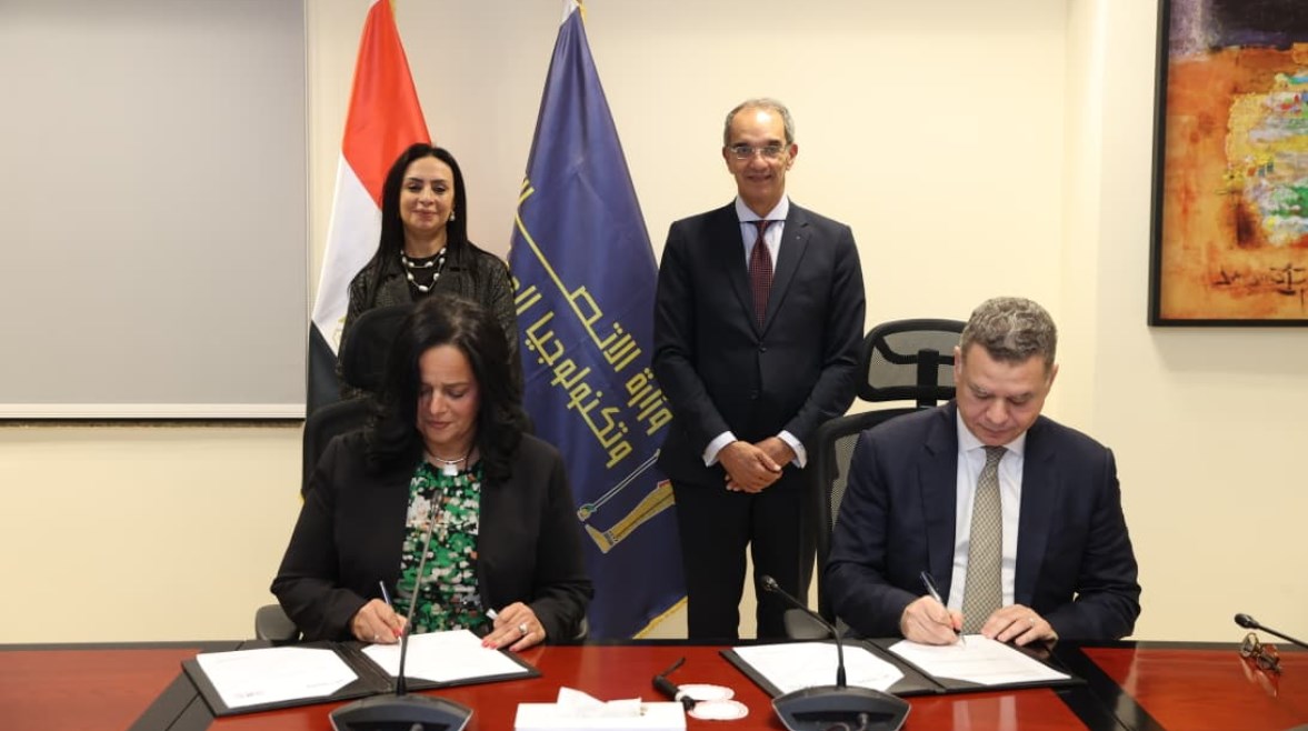 الدكتور عمرو طلعت وزير الاتصالات