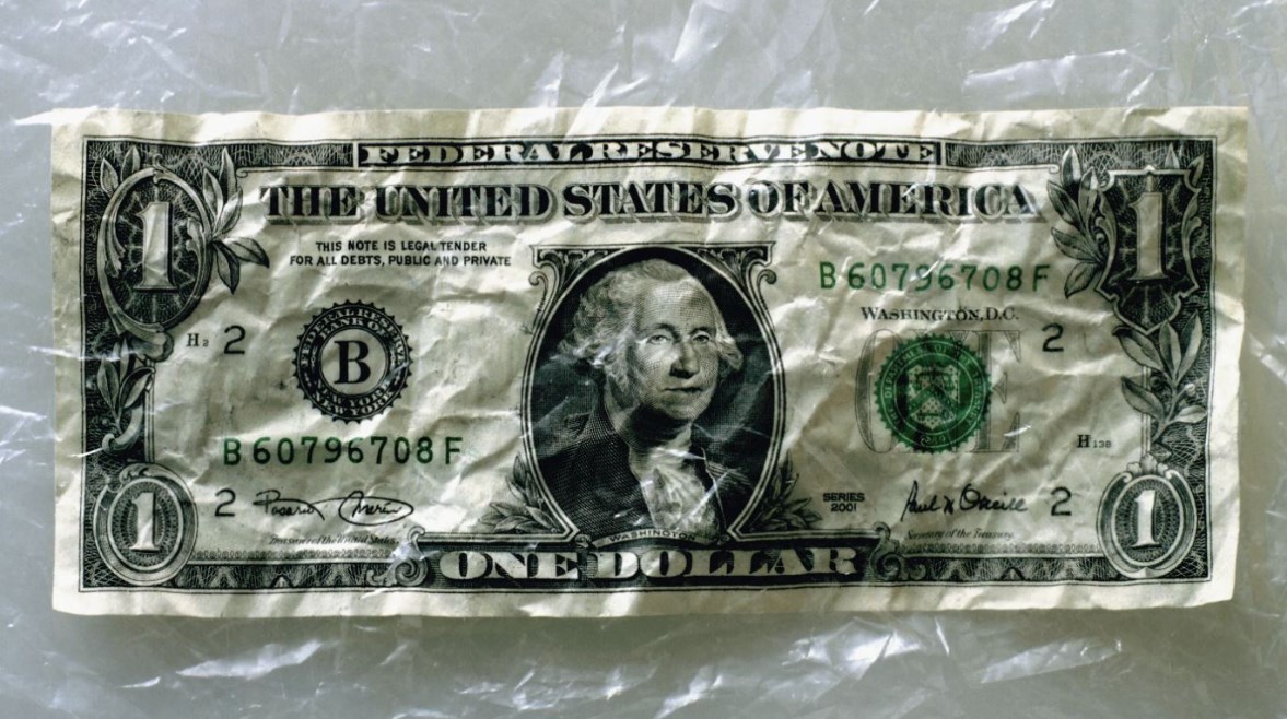 تراجع الدولار عالميًا