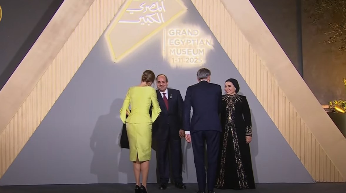 السيسي وقرينته يستقبلان الوفود المشاركة في افتتاح المتحف المصري الكبير السيسي وقرينته يستقبلان الوفود المشاركة في افتتاح المتحف المصري الكبير