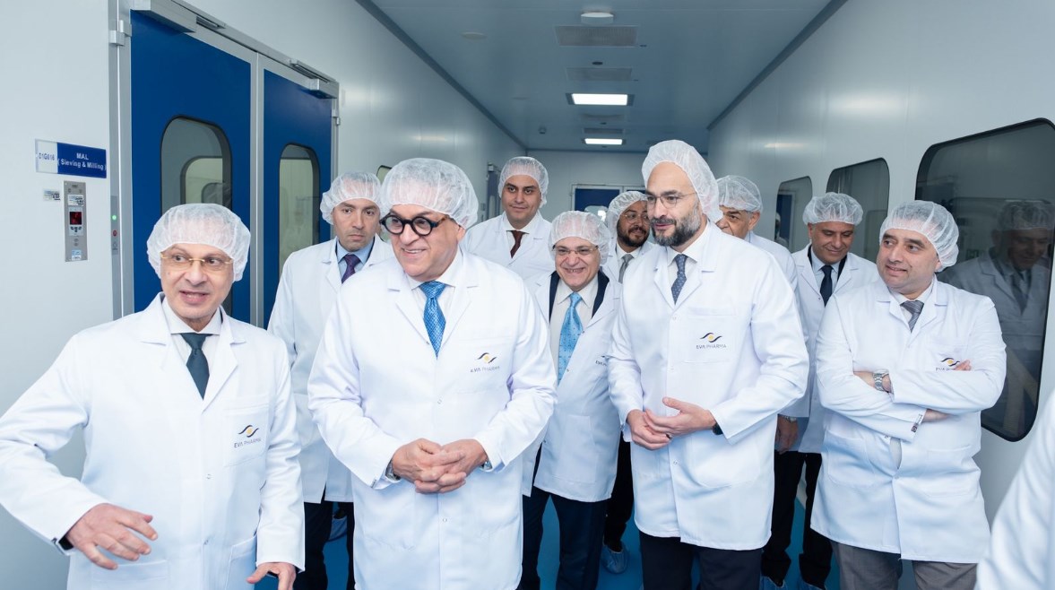 وزير الصحة في زيارة سابقة إلى شركة إيفا فارم