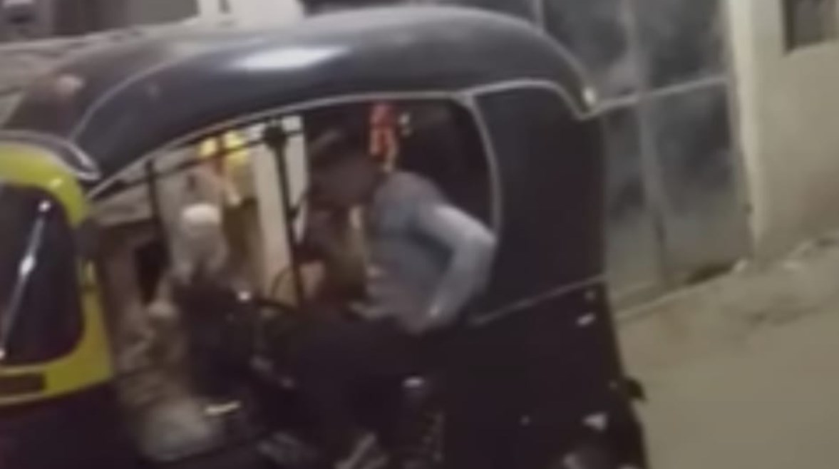 لقطة من فيديو الشاب أثناء تعاطيه المواد مخدرة