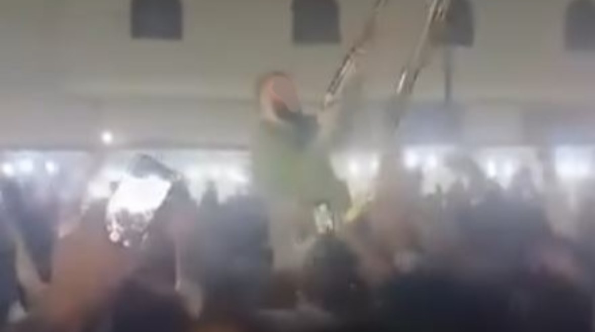 المرشح أثناء الاحتفال بفوزه