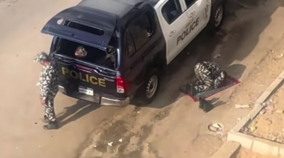 جانب من فيديو صانع المحتوى الأجنبي لشرطيين في مصر