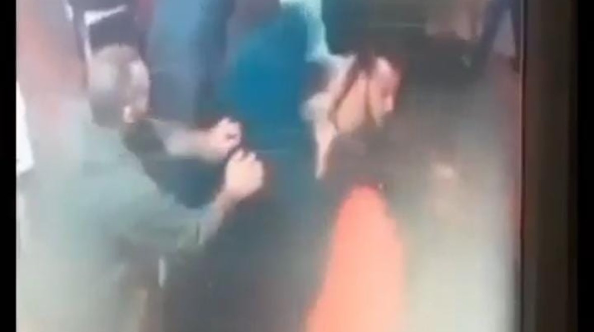 جانب من المشاجرة كما وثقتها كاميرات المراقبة 