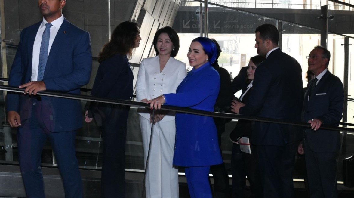 السيدة انتصار تصطحب قرينة رئيس كوريا الجنوبية في جولة بالمتحف المصري الكبير