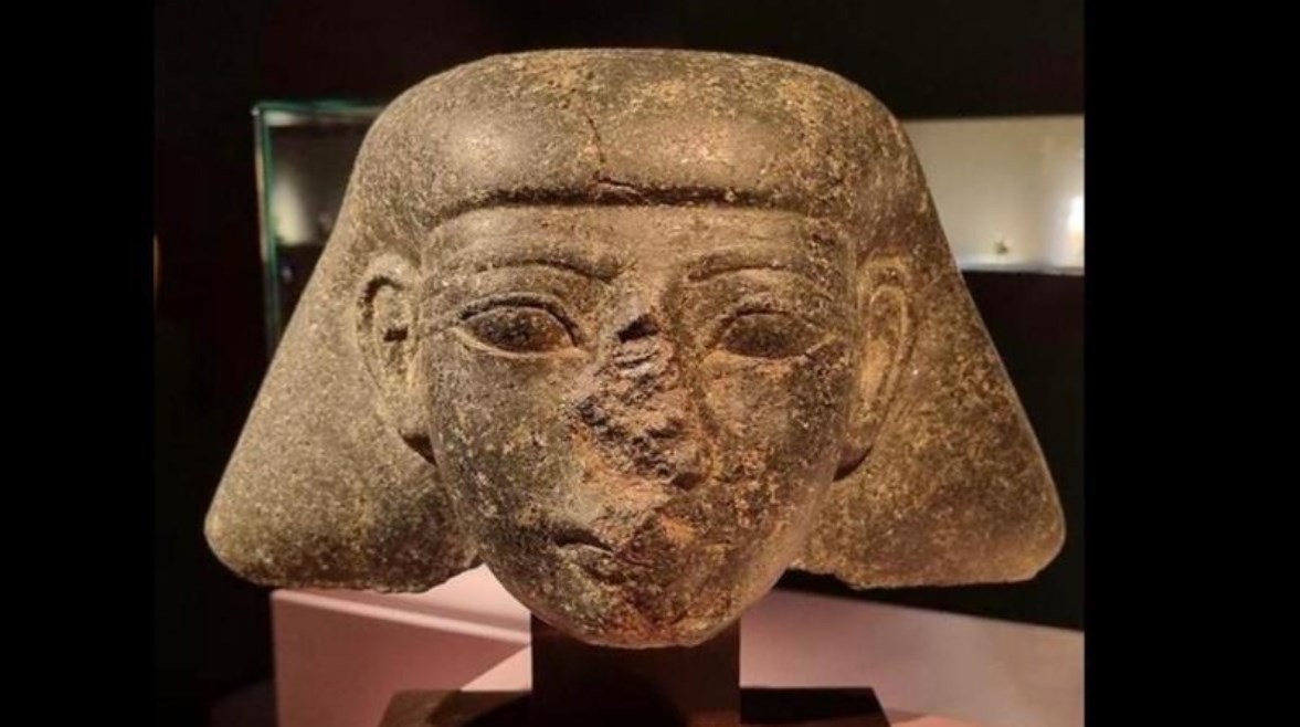  تمثال رأس الملك تحتمس الثالث 