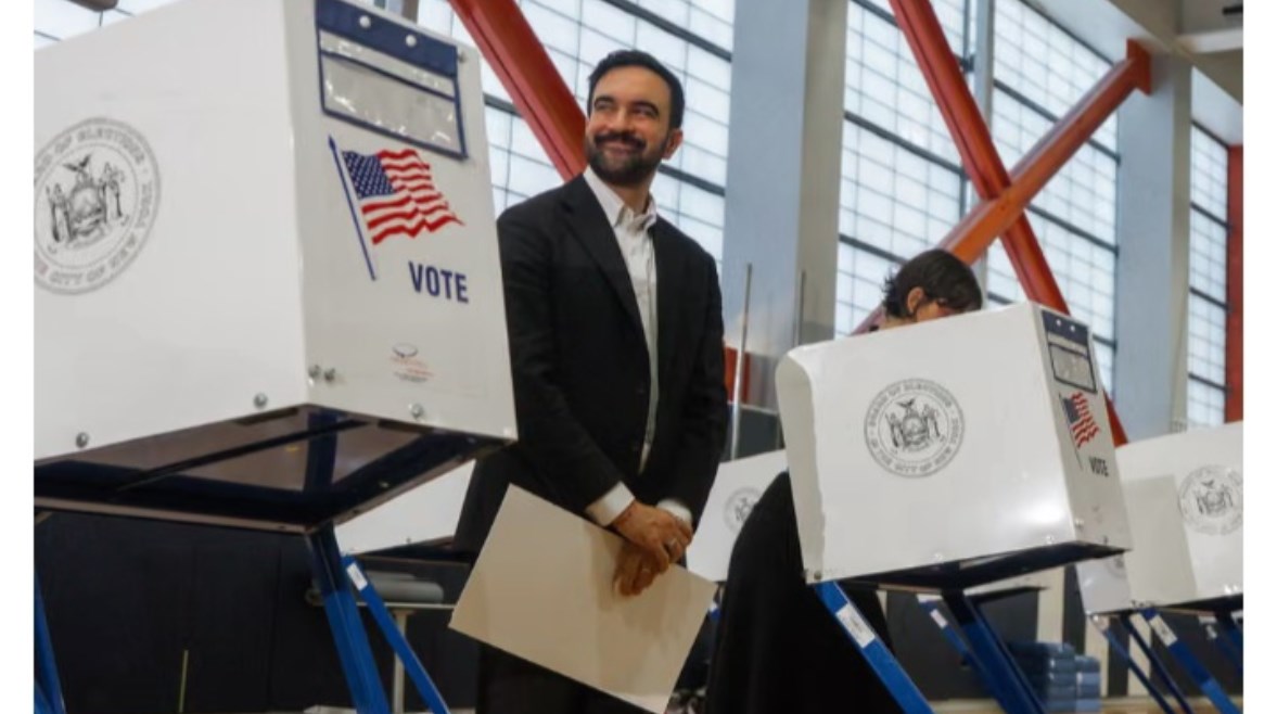 زهران ممداني يدلي بصوته في انتخابات منصب عمدة نيويورك 