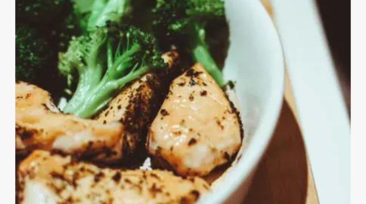 أطعمة غنية بالحديد، تشمل اللحوم وبعض الخضروات