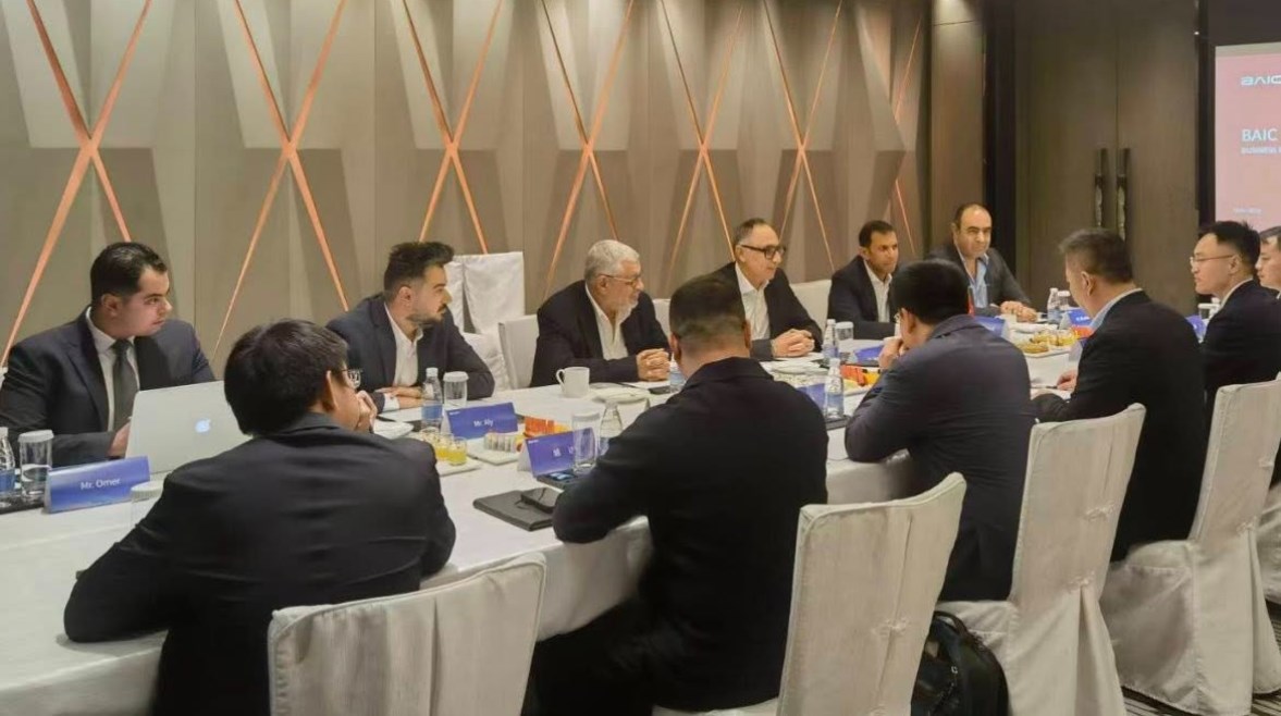 فريق عمل ألكان أوتو خلال مفاوضات علامة  Stelato 