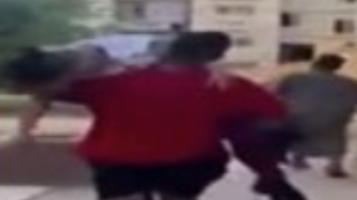 رجل يحمل زوجته بعد فقدها الوعي - جانب من الفيديو المتداول