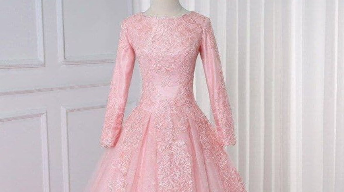 ألوان فساتين الخطوبة الرائجة في 2026: الوردي والأحمر والأخضر تتصدر المشهد
