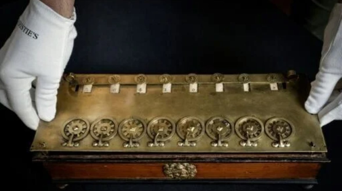  أول آلة حاسبة في العالم