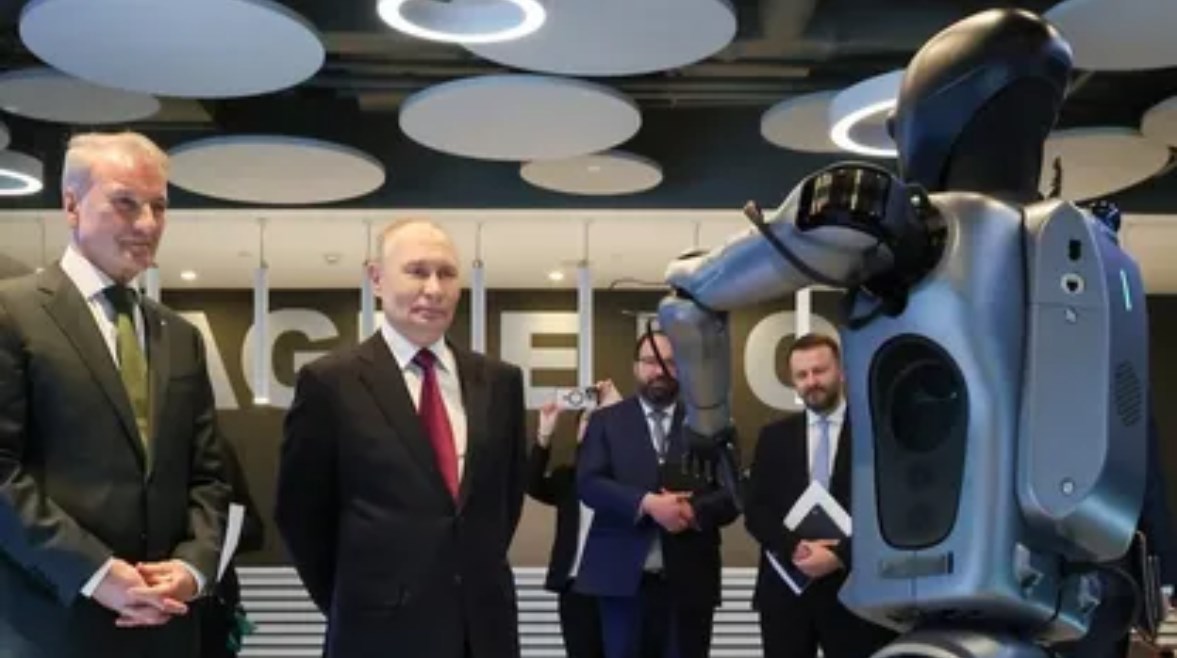 روبوت روسي يرقص أمام بوتين ويثير ردود فعل واسعة على الإنترنت