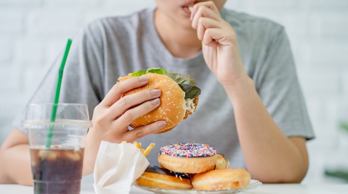 تناول الوجبات السريعة