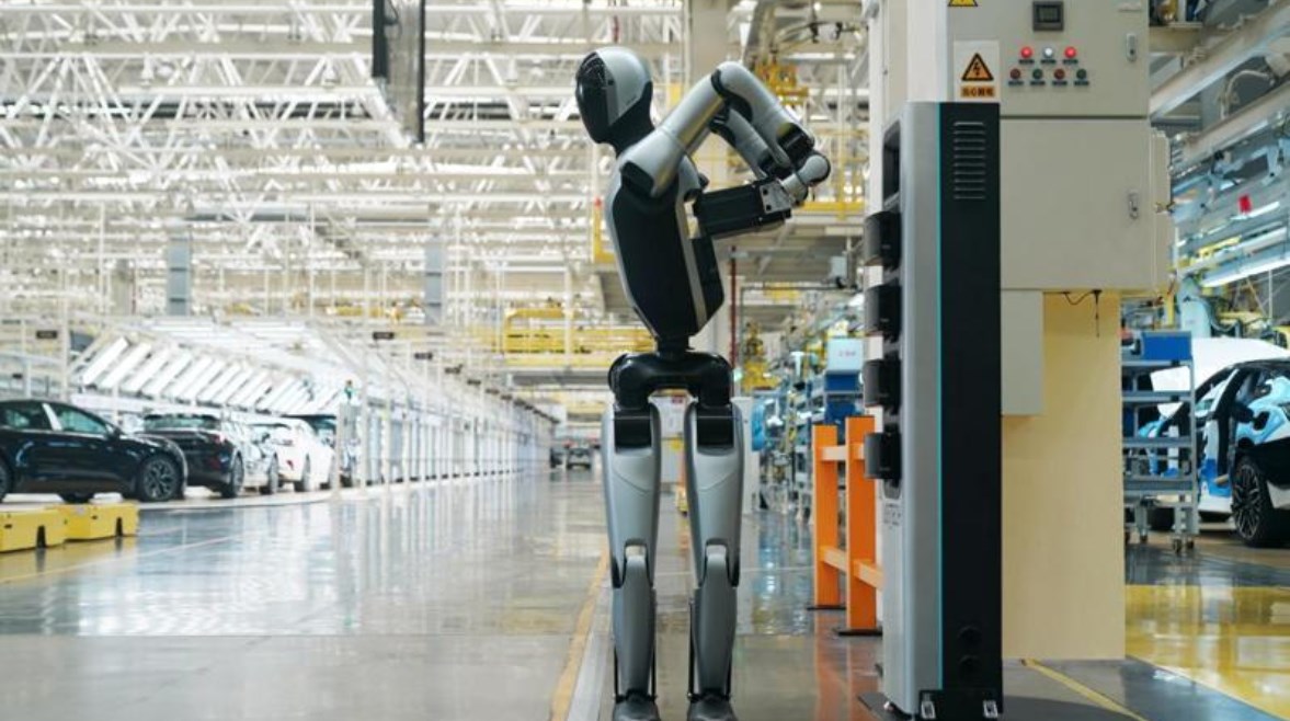 الروبوت الصيني ووكر إس يغير البطارية بنفسه