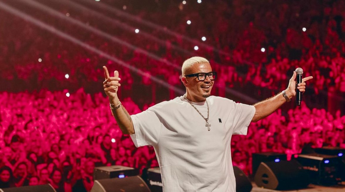 الفنان عمرو دياب