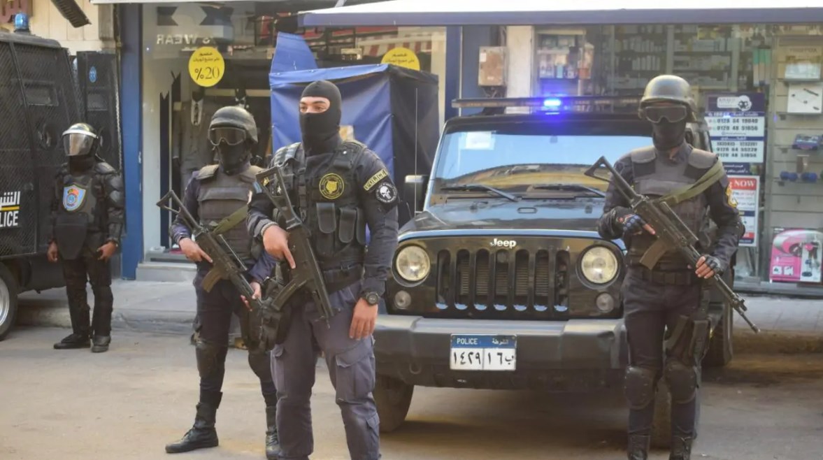 رجال الشرطة أمام إحدى اللجان