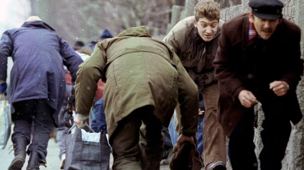 مسلمو البوسنة خلال عبور زقاق القناصة