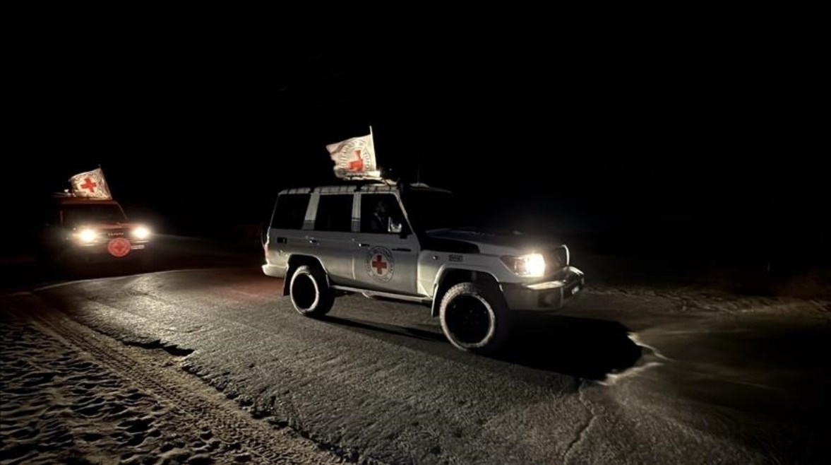 حماس تُسلم رفات 3 رهائن إسرائيليين للصليب الأحمر 