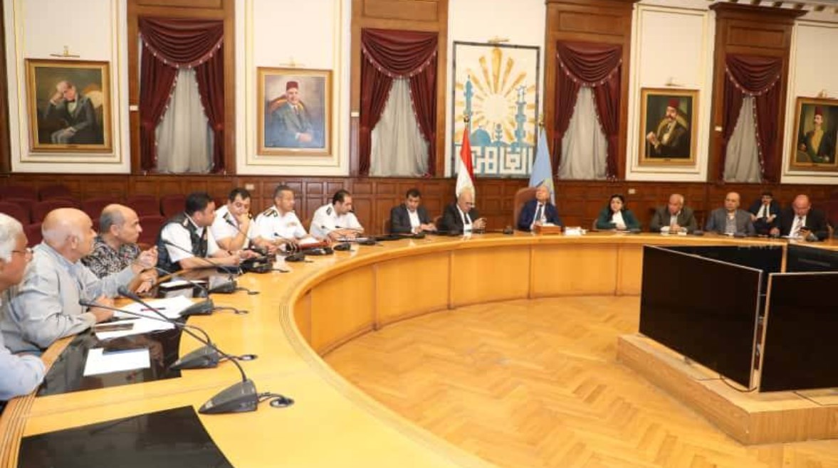 اجتماع محافظ القاهرة لبحث تشديد اجراءات إعادة الانضباط وتنظيم الميادين بالقاهرة