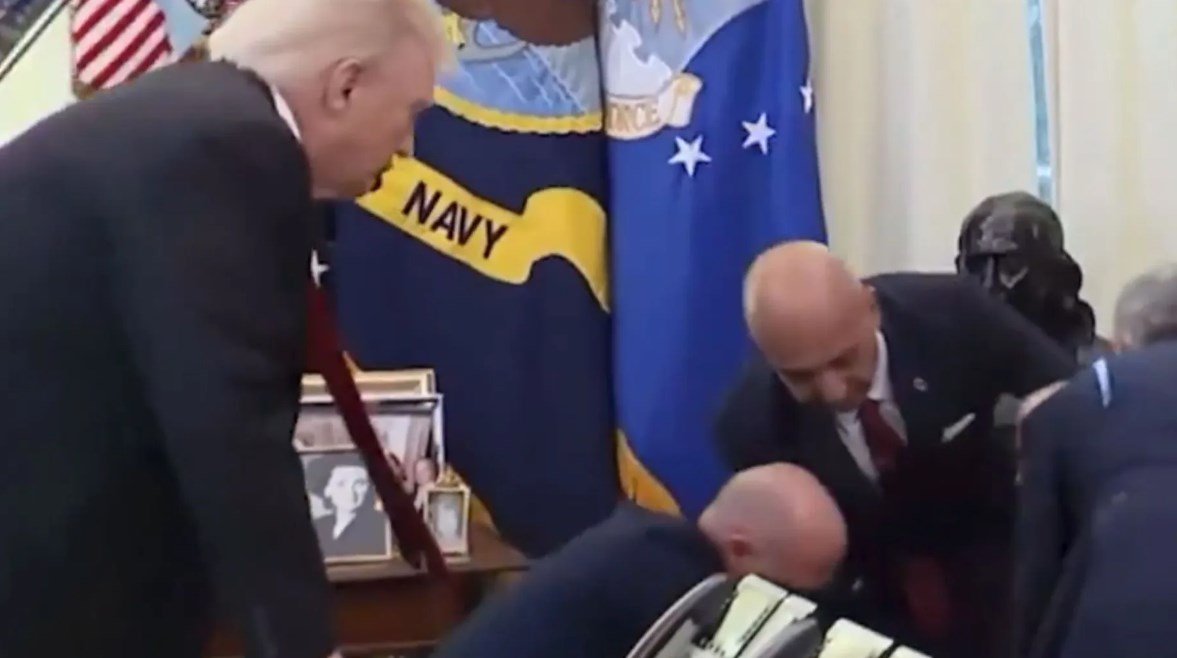 سقوط رجل خلف ترامب