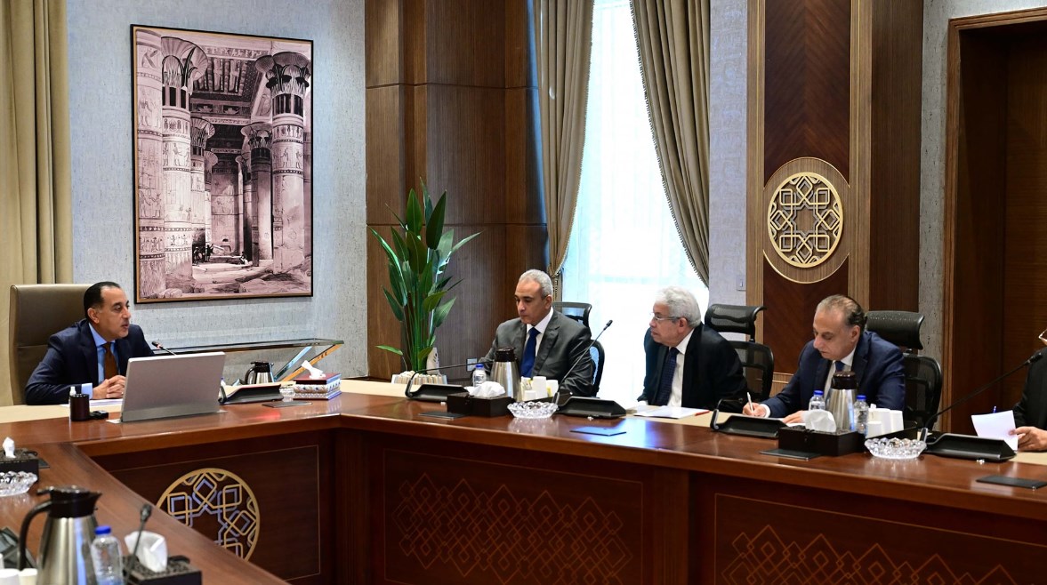 رئيس الوزراء يلتقي أعضاء اللجنة الاستشارية للشئون السياسية