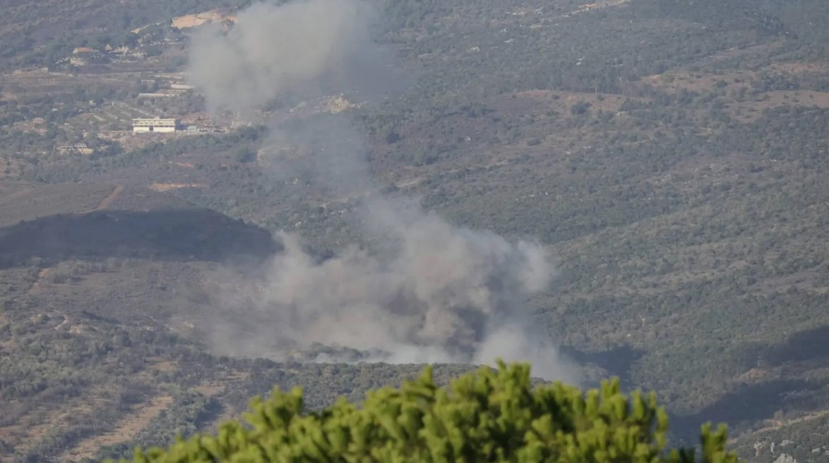 دخان يتصاعد من موقع غارة إسرائيلية على جنوب لبنان