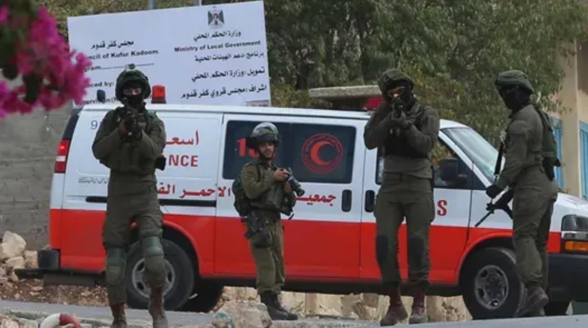جنود إسرائيليون يحاصرون سيارة إسعاف في طوباس بالضفة الغربية المحتلة