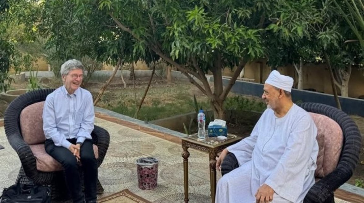 الإمام الأكبر الدكتور أحمد الطيب شيخ الأزهر والمفكر العالمي البروفيسور جيفري ساكس