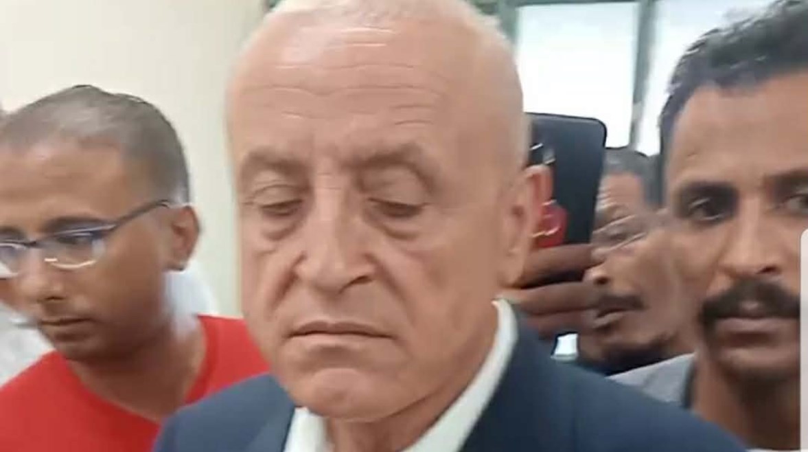 محافظ الأقصر المهندس عبد المطلب عماره أثناء الاستماع إلى شكوى المواطن 