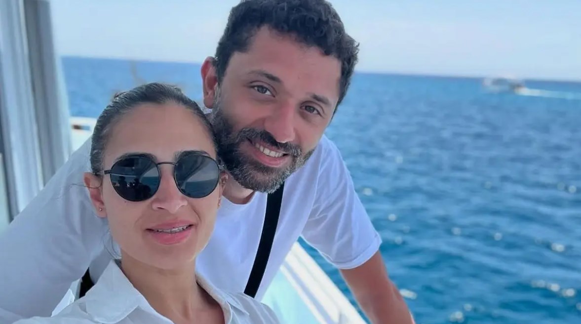 كريم محمود عبدالعزيز وزوجته