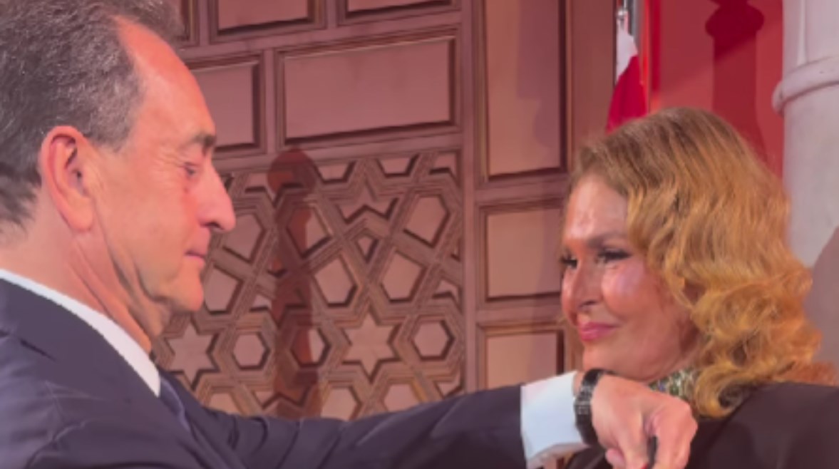 تكريم سفير فرنسا لـ يسرا بمقر السفارة الفرنسية بالقاهرة