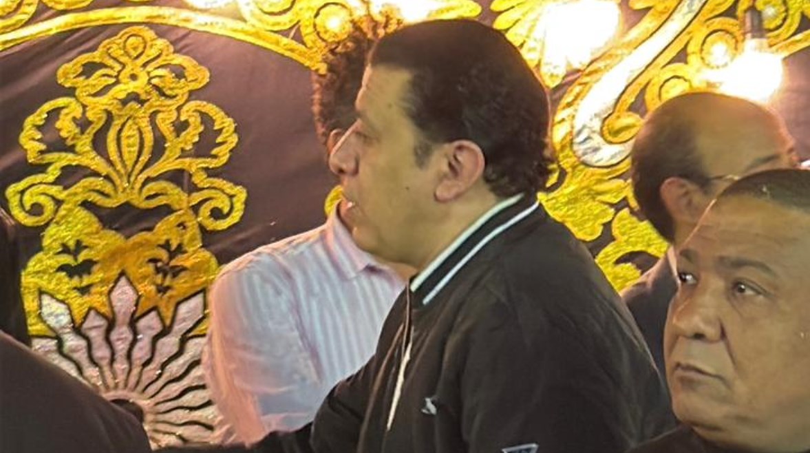 مصطفى كامل في عزاء المطرب الراحل