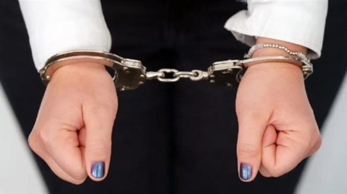 القبض على سيدة - أرشيفية 