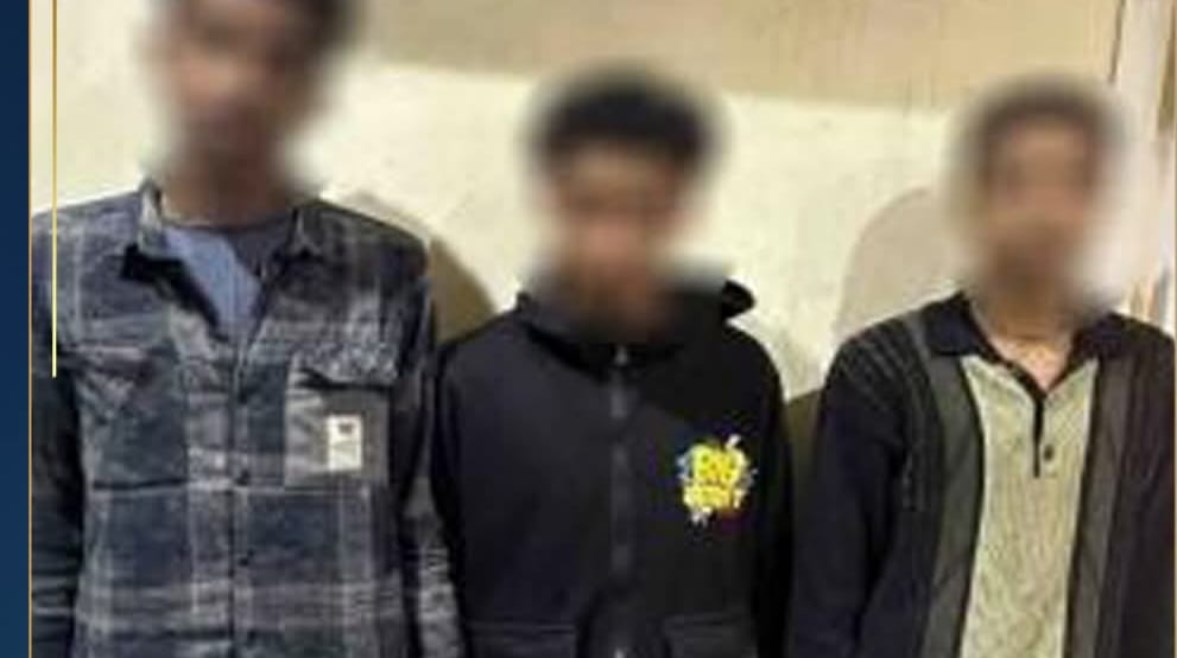 المتهمون بعد ضبطهم 