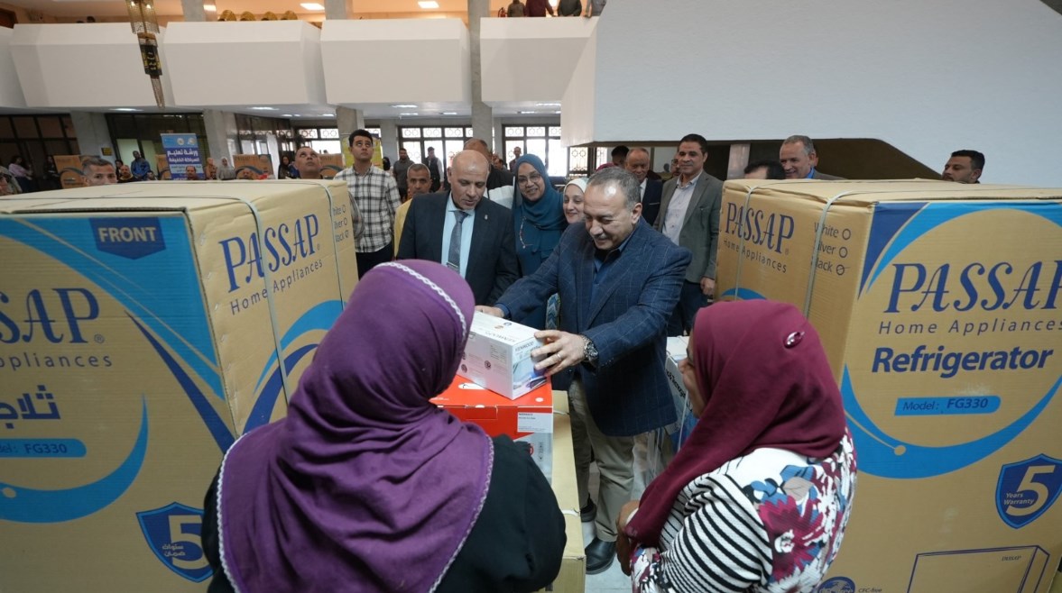 محافظ أسيوط أثناء تسليم الفتيات الأجهزة