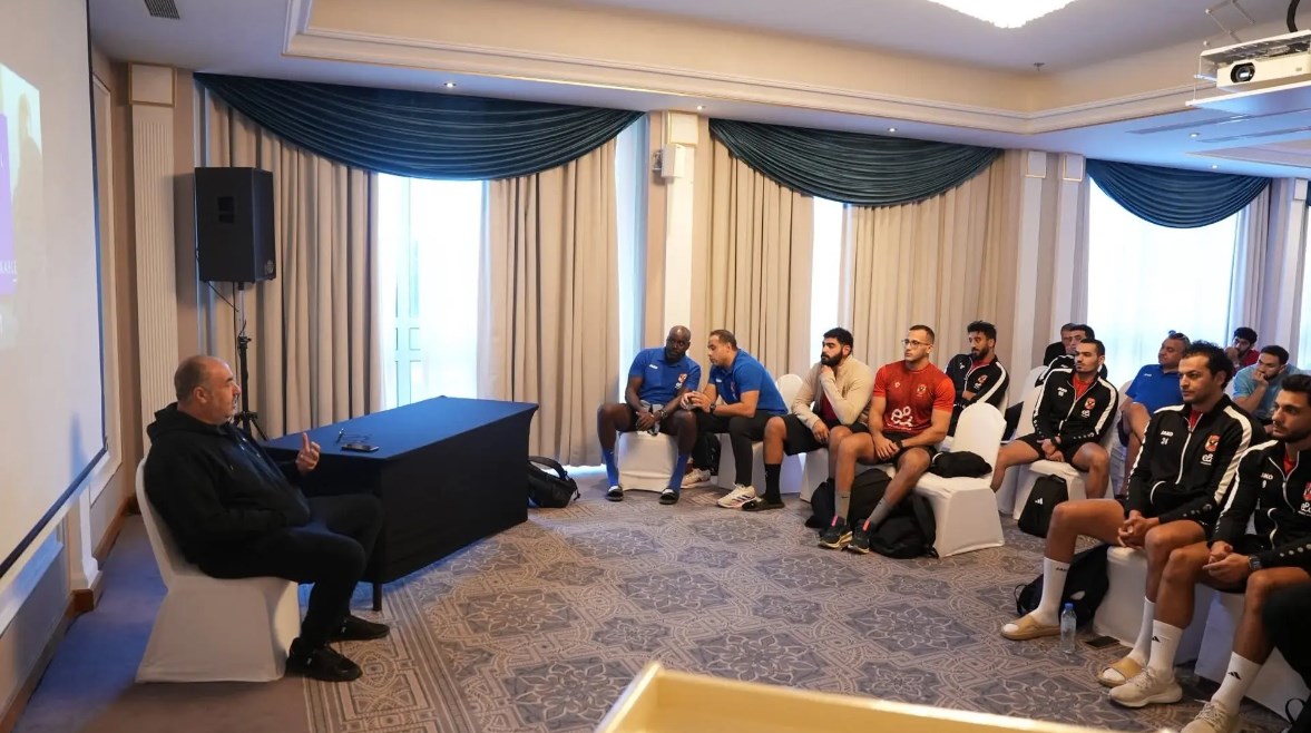 اجتماع بعثة الأهلي 