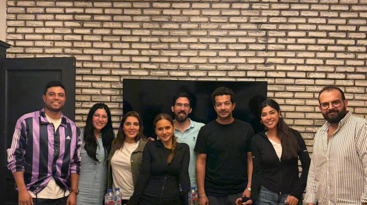 نيللي كريم وطاقم عمل مسلسل "أنا"