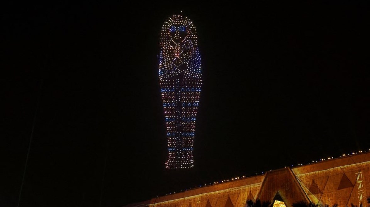 عرض ضوئي يصور تابوت الملك الفرعوني القديم توت عنخ آمون خلال حفل افتتاح المتحف المصري الكبير