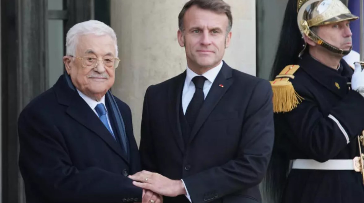 الرئيس الفرنسي إيمانويل ماكرون والرئيس الفلسطيني محمود عباس